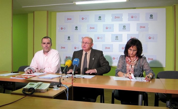 Representantes de FSIE, USO y UGT duranta la rueda de prensa