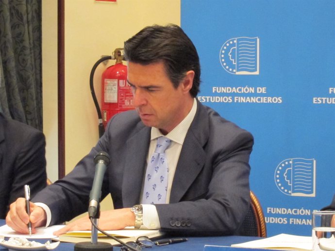 José Manuel Soria en la presentación del informe 
