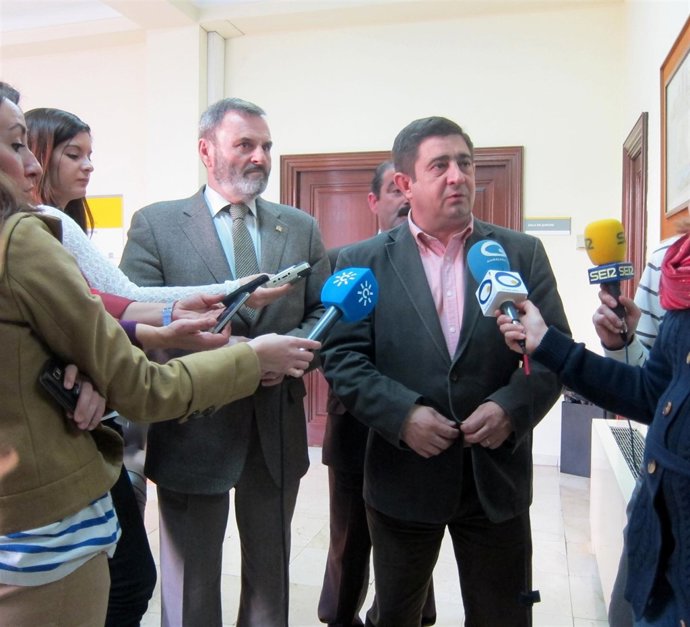 Lillo y Reyes atienden a los periodistas tras abordar los daños de las lluvias.