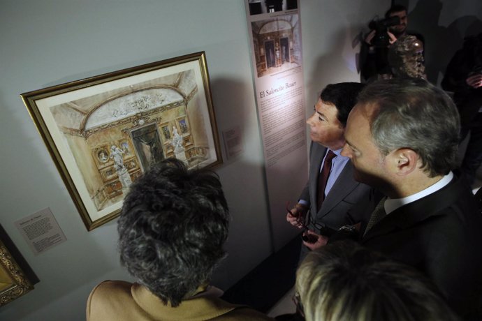 González y Fabra observando una de las obras de la exposición sobre Benlliure