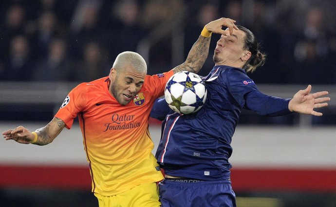 Dani Alves (FC Barcelona) y Zlatan Ibrahimovic (PSG)