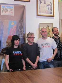 El dibujante Javier Mariscal, en el centro, con responsables de Cabanyal Íntim