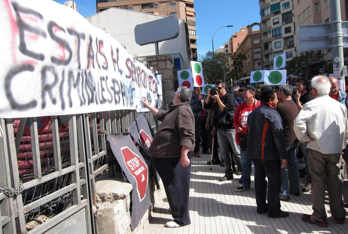 Escrache informativo ante la sede del PP de Alicante