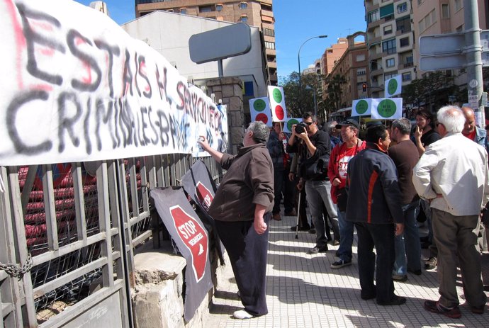 Escrache informativo ante la sede del PP de Alicante