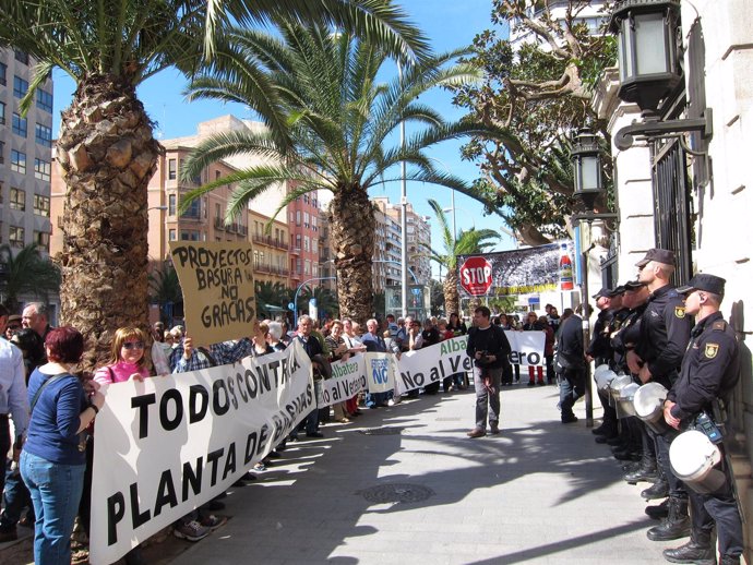 Protesta vecinal contra el vertedero en Albatera a las puertas de la Diputación