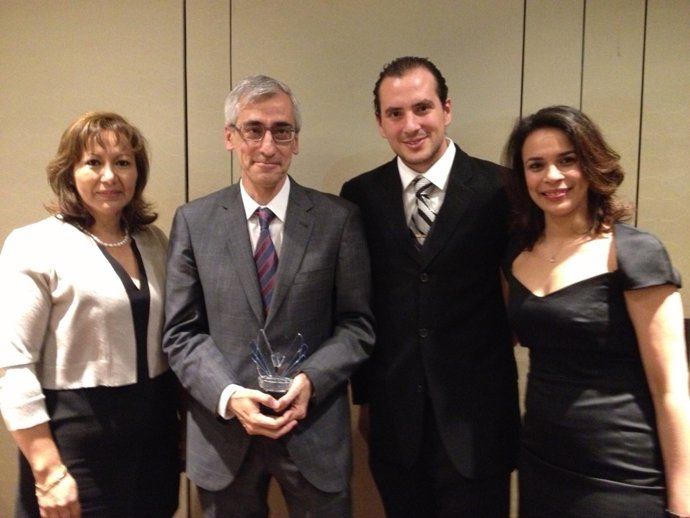 El director del máster, Carlos Barrera, junto a tres alumnos.