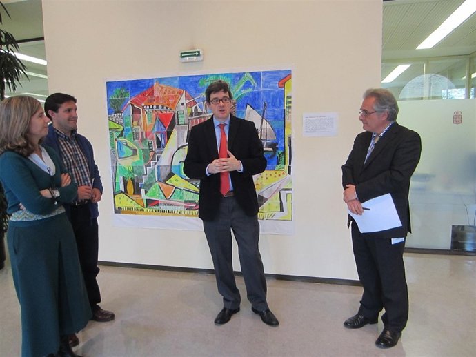 El consejero Iribas ante uno de los murales presentados al certamen