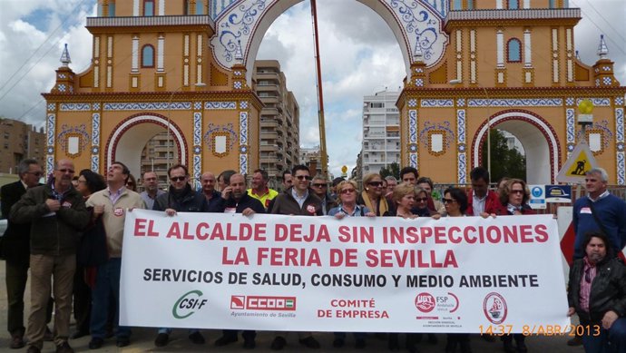 Concentración de trabajadores municipales ante la portada de la Feria