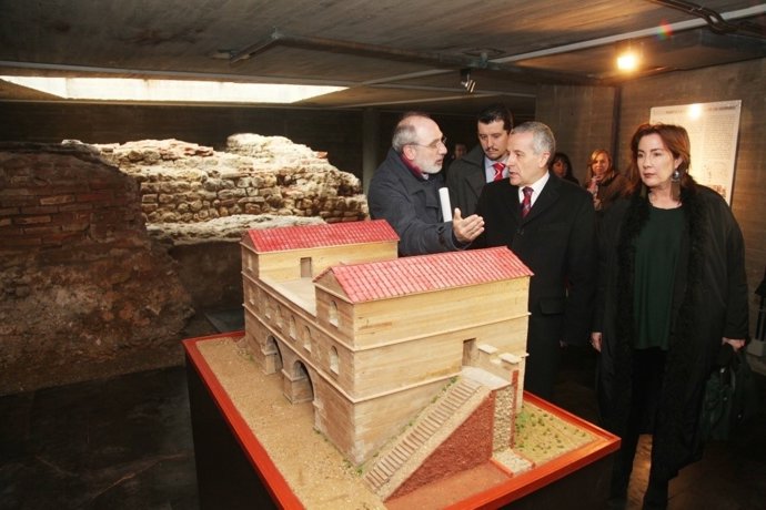  Emilio Gutiérrez (Centro) Visita La Cripta De Puerta Obispo El Día De Apertura