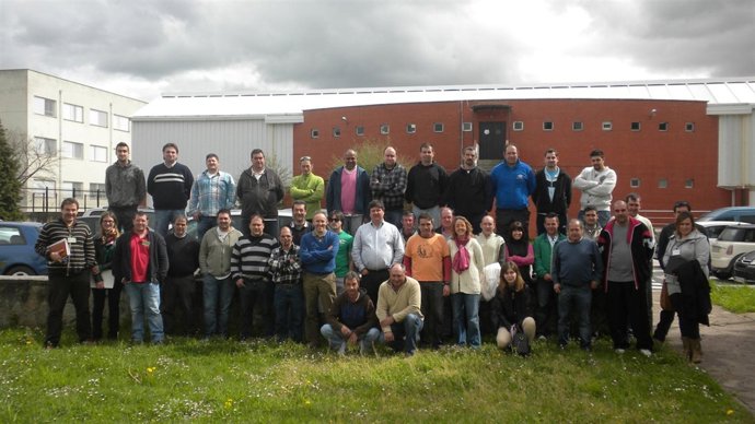 El alcalde con las personas contratadas para el proyecto