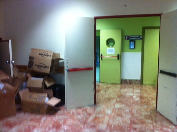 Basura acumulada ante Reanimación Quirúrgica del Clínico de Valladolid.