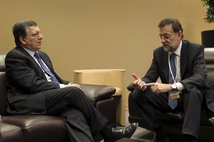 Rajoy departe cabizbajo con Barroso