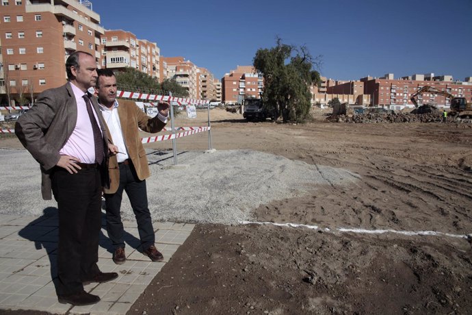 El alcalde visita las obras de urbanización de parcela deportiva de Villablanca