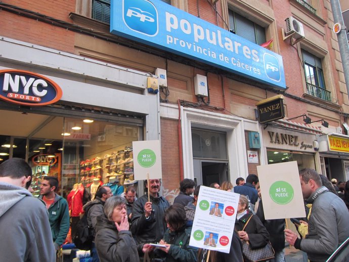 Protesta De La Plataforma De Afectados Por La Hipoteca Frente Al PP De Cáceres