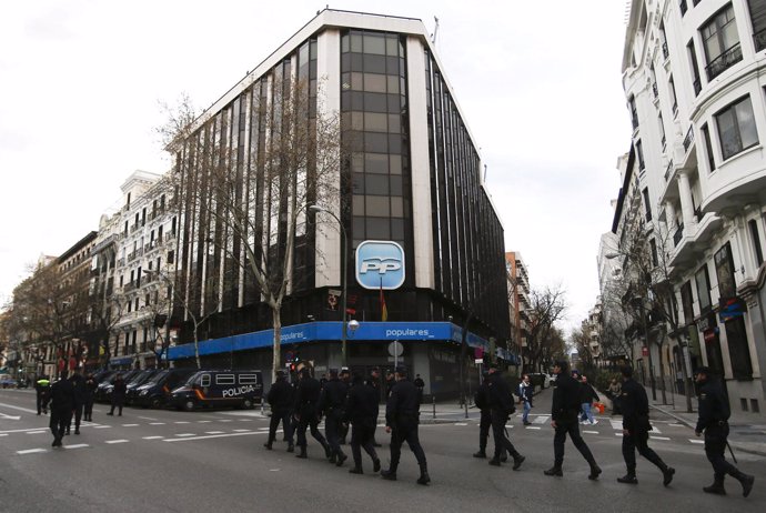 La Policía evita un escrache en la sede del PP en Madrid