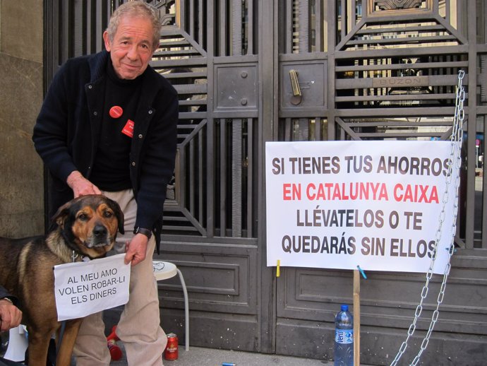  Ismael Lara, Encadenado A La Puerta De Catalunyacaixa, Junto A Su Perro
