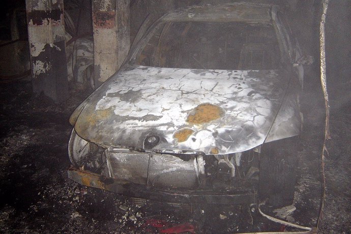 Coche calcinado en el incendio de un garaje en Sagunto