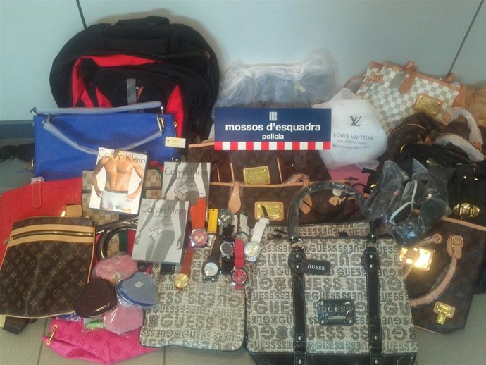 Material Falsificado Interceptado En Una Furgoneta En Lleida
