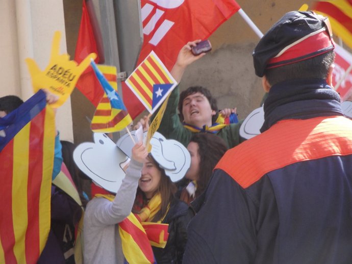 50 Personas Reciben Al Príncipe Con Críticas A La Monarquía En Tremp (Lleida)
