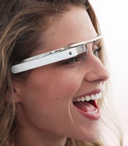 La Google Glass puede usarse junto a unas gafas corrientes