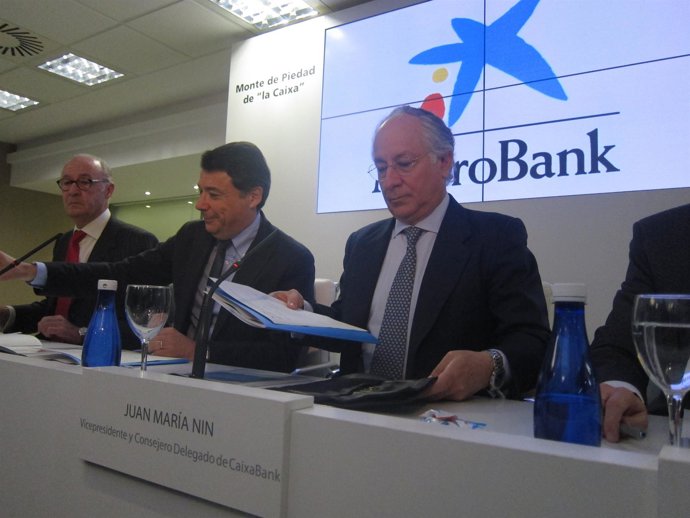 Ignacio González con Juan María Nin (CaixaBank) en rueda de prensa