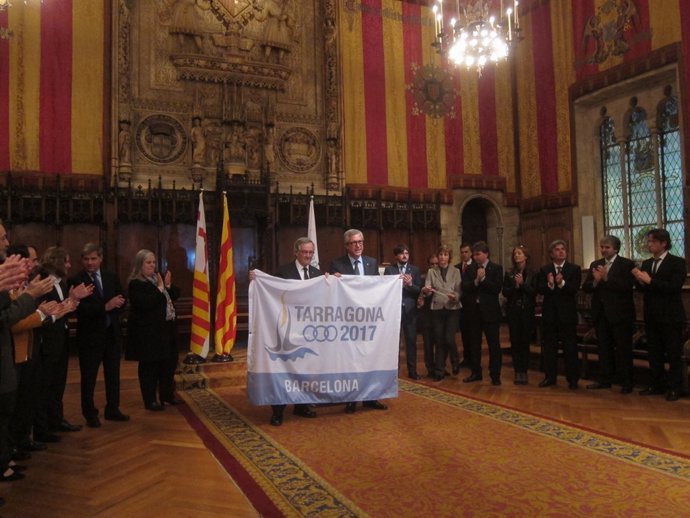 X.Trias recibe de J.F.Ballesteros bandera de sede de Juegos Mediterráneos 2017
