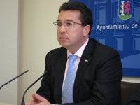 Manzano confirma su "decisión de prohibir la entrada, de momento" a siete personas en el Parlamento de Extremadura