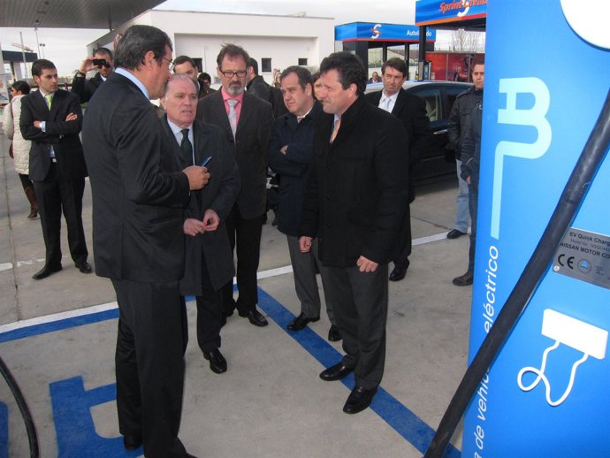 Tomás Villanueva observa el nuevo punto de recarga rápida