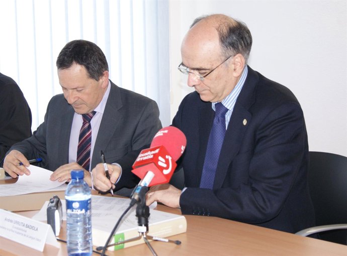 Maximino Gómez y Andrés Urrutia firman el convenio