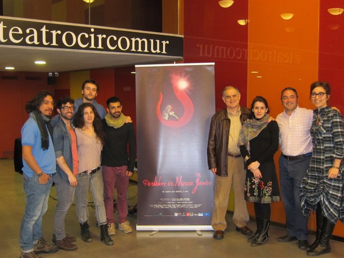 Los actores y la directora  junto a Gómez y César Oliva