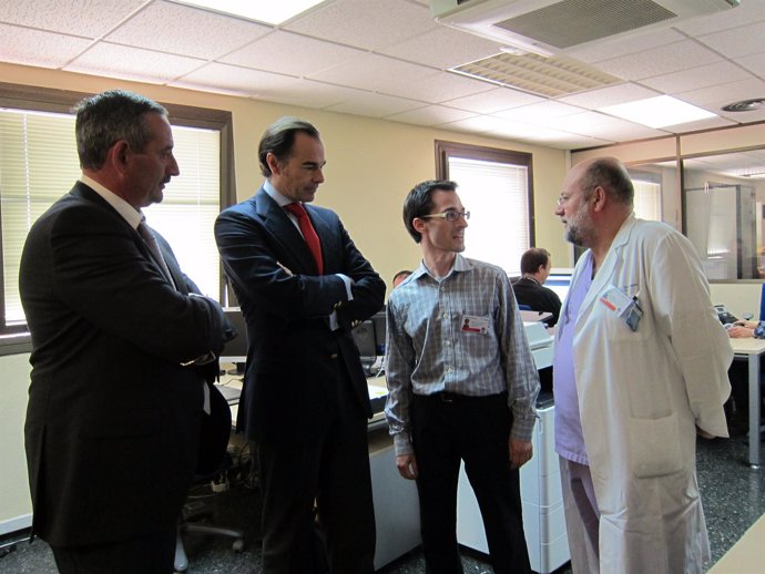 Llombart visita la unidad de sepsis del Hospital Peset