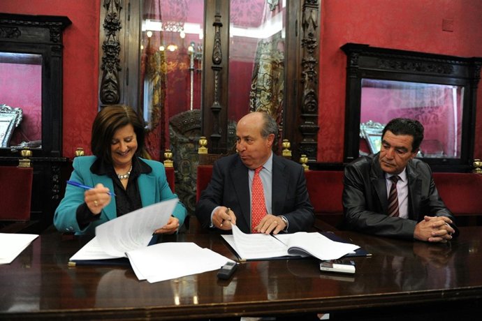 Ayuntamiento y Junta firman un acuerdo sobre menores       