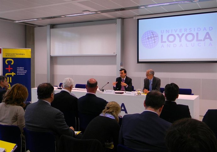 Debate sobre casos de éxito de innovación empresarial en Andalucía.