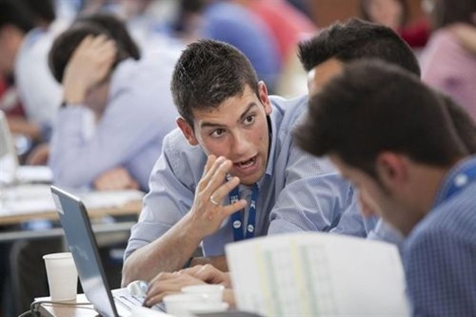 Jóvenes compitiendo