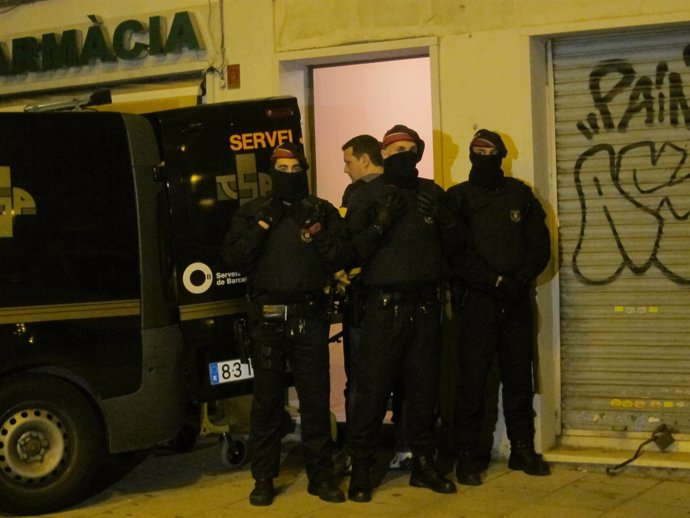 Los mossos custodian el acceso a la vivienda