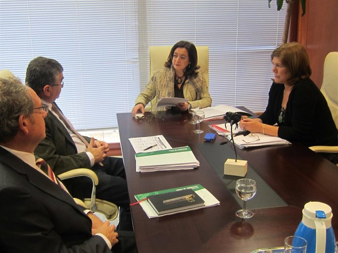 La consejera de Educación de la Junta, Mar Moreno, en el centro