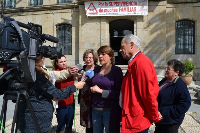 Elena Cortés atiende a los medios