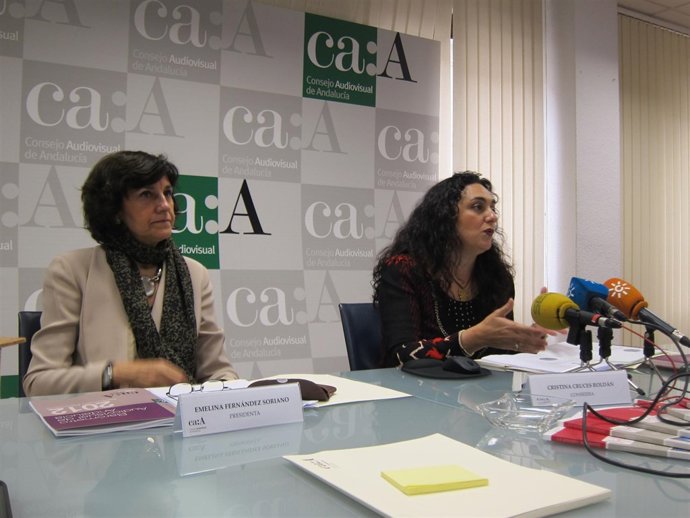 La directora del CAA, Emelina Fernández, y la consejera Cristina Cruces