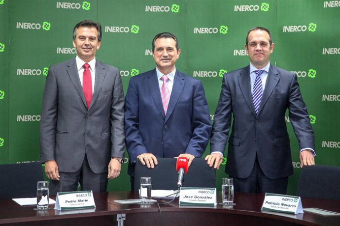 José González (centro) de Inerco, durante la presentación de resultados de 2012