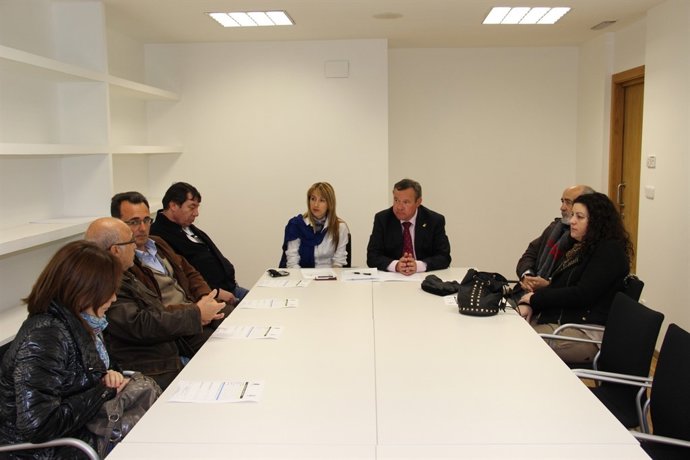 El alcalde se reúne con empresarios y artesanos de la villa