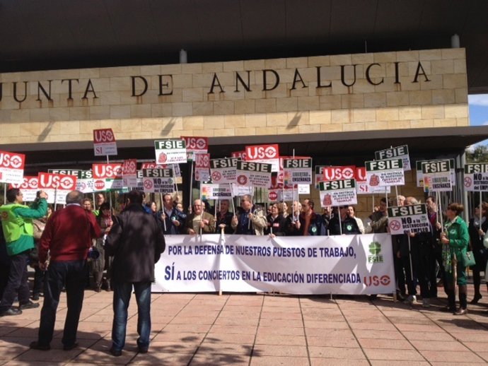 Concentración de delegados en defensa del concierto de la educación diferenciada