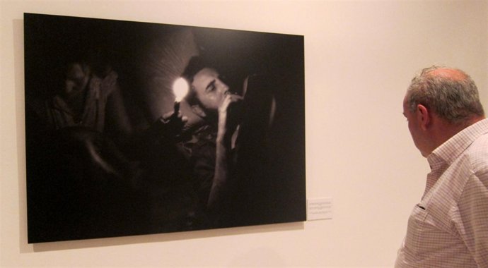 Instantánea de Fidel Castro en la exposición sobre Enrique Meneses en el IVAM.