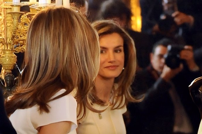 MADRID, SPAIN - MAY 08:  Princess Letizia (L) and Queen Sofia of Spain (R) recie