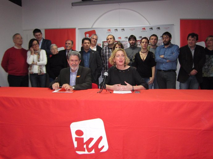 Adolfo Barrena y Patricia Luquin, acompañados por sus compañeros de partido