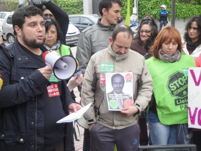 Protesta de PAH-Lleida ante domicilio de Llorens (PP)