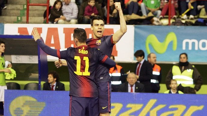 Sergio Lozano y Saad celebran el primer tanto del Barcelona