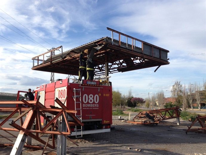 Gasolinera en desuso desguazada en la Zona Franca de Barcelona