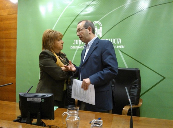 Purificación Gálvez y Juan Antonio Sáez antes de la rueda de prensa.