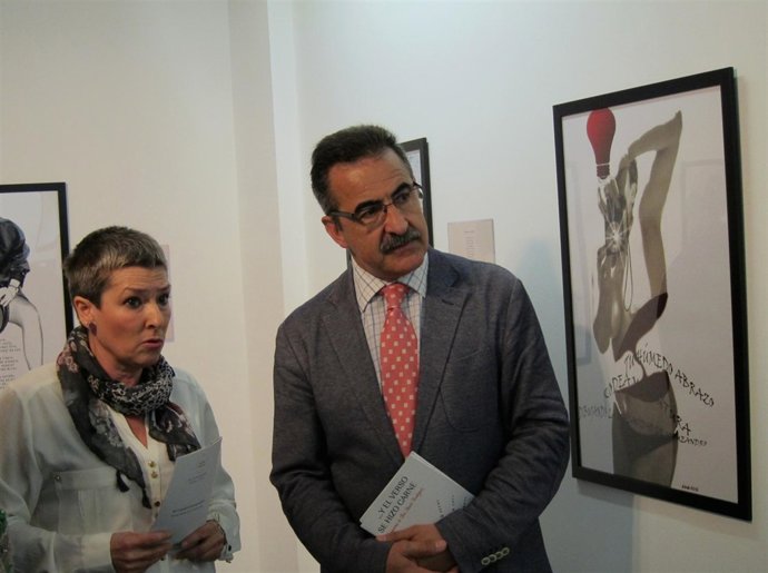 Ana María Rodríguez y Alejandro García en la exposición del Teatro Zorrilla