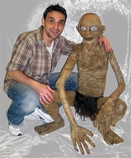 Manuel Montesinos con su escultura de Gollum